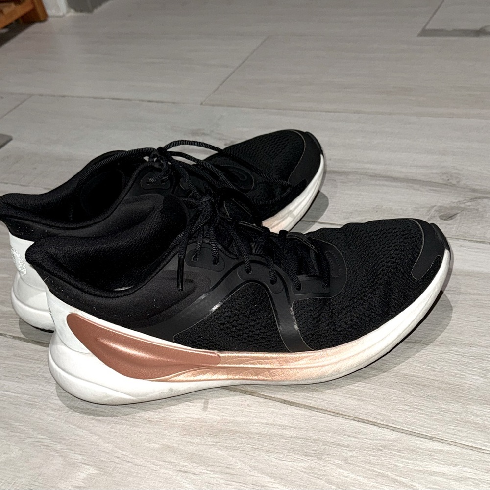 Lululemon Blissful running shoe
